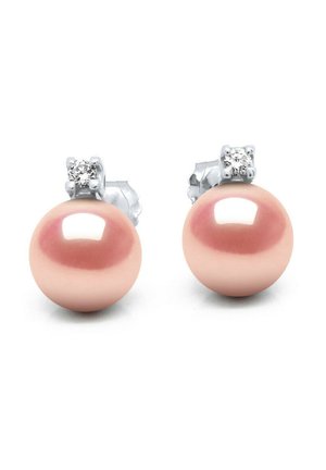 Paire de boucles d'oreilles clous avec perles roses rondes et petits pierres précieuses claires serties sur des griffes en argent sur fond blanc.