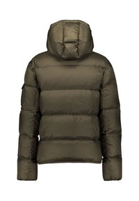 Veste matelassée vert olive avec quilting horizontal, manches longues et capuche attachée, vue de dos sur un fond blanc.