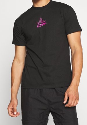 Schwarzes Baumwoll-T-Shirt mit kurzen Ärmeln. Mit einem pinkfarbenen grafischen Logo "WORLDWIDE Online" und einem dreieckigen Muster auf der Vorderseite.