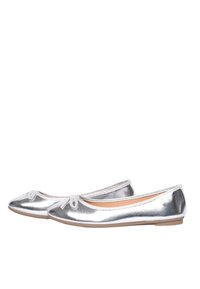 Ballerine metalliche argentate con punta affusolata, suola piatta e un fiocco sulla parte anteriore, caratterizzate da una texture liscia e un design minimalista.