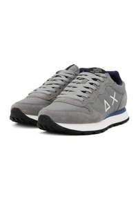 Sneaker grigie realizzate in suede e rete, dotate di una suola intermedia bianca, suola nera e accenti blu. Include un logo decorativo e lacci.