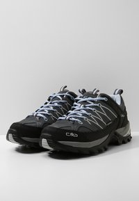 Schwarze und graue Wanderschuhe mit Netzpaneelen, blauen Schnürsenkeln und strukturierten Sohlen. Verfügt über ein Logo und reflektierende Akzente. Gepolstert für Komfort.