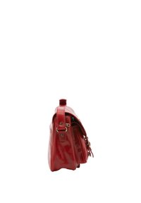 Borsa a tracolla in pelle rossa con finitura lucida, forma piatta, tracolla regolabile, manico superiore e accenti metallici. Vista laterale che evidenzia il suo design compatto.