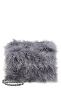 Torebka z futra ekologicznego w miękkim szarym kolorze, prostokątny kształt, z grubym srebrnym łańcuszkiem i teksturowanym, puszystym wykończeniem.