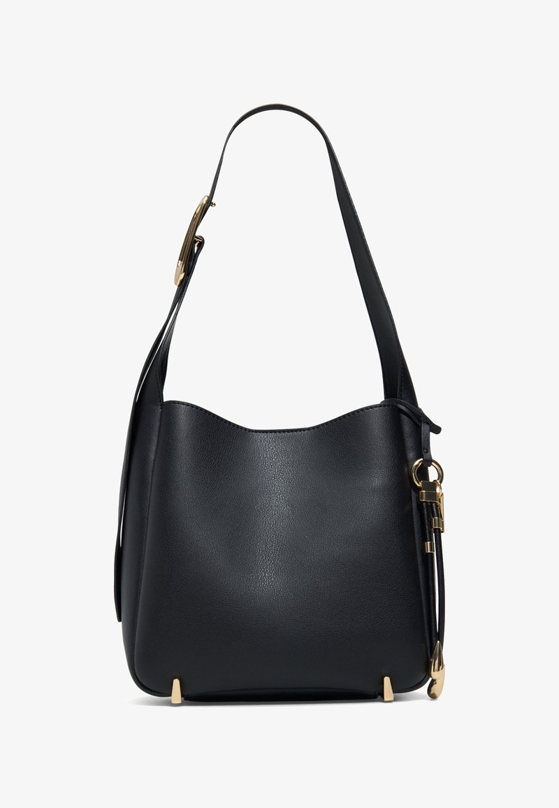 Sac à bandoulière en cuir noir avec une forme incurvée, des garnitures métalliques dorées, une large bandoulière et des accents métalliques aux pieds en bas.