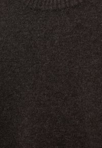 Tessuto a maglia costina marrone scuro con linee verticali sottili e un aspetto morbido e vellutato.