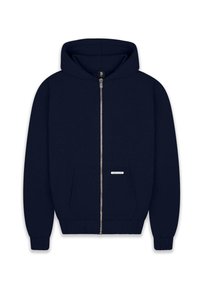 Sweat à capuche zippé bleu marine avec une grande capuche, poche ventrale, poignets et ourlet côtelés, et un petit accent avec une étiquette à l'avant. Texture du tissu douce.
