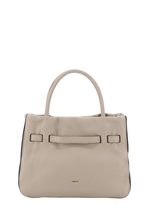 Beige Lederhandtasche mit zwei kurzen Griffen, einer flachen Fronttasche, feiner Nahtführung und einem goldfarbenen Logoakzent unten.