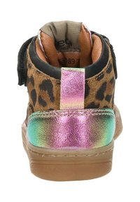Kinder hoge schoen met een luipaardprint stof, een metallic roze-groene hiel tab, zwarte kraag en een bruine rubberen zool, van achteraf gezien.