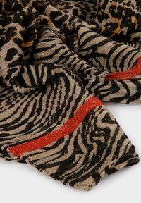 Sciarpa con stampa animale che presenta una miscela testurizzata di fili neri e dorati con un accento di rosso. Il tessuto è morbido e ha un design fluido.