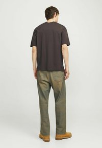 Jack & Jones JJEBRADLEY TEE O NECK - Tricou basic - mulch