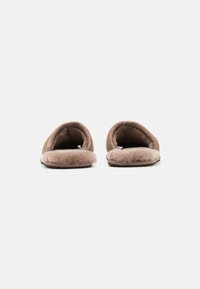 UGG SCUFF - Papucsok - caribou