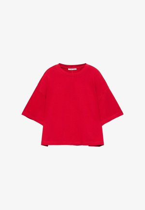 Rdeča prevelika kratka majica s kratkimi rokavi, okrolim izrezom in spuščenimi rameni, prikazana na belem ozadju.