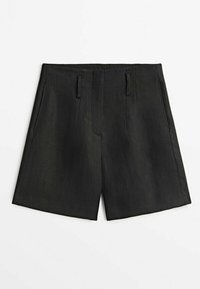 Shorts noirs taille haute, ajustés, avec passants de ceinture à l'avant, poches latérales, et un design épuré et structuré sur fond blanc.