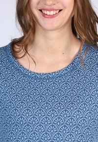 Bluse mit blauem Muster und rundem Ausschnitt. Merkmale ein stilisiertes Blumenmuster in helleren Farbtönen, strukturierten Stoff und eine bequeme Passform.