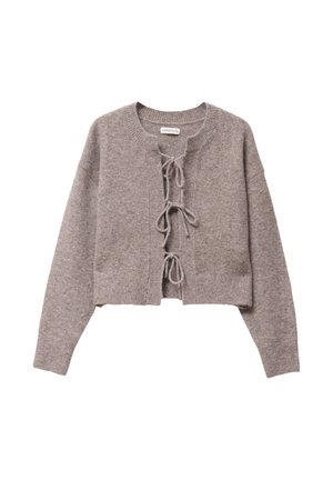Kort cardigan i lysebrunt strikstof med rund halsudskæring, lange ærmer og lukning foran med bindebånd og tre løkker.
