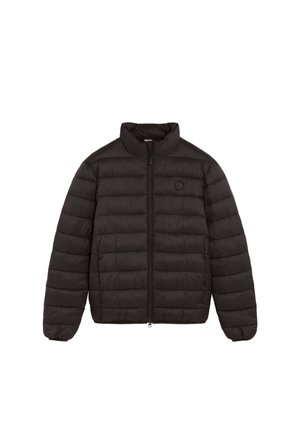 Chaqueta acolchada negra con cremallera frontal y cuello alto, con costuras horizontales y puños elásticos en las mangas.