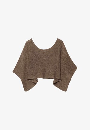 Smeđi pleteni skraćeni pončo s širokim rukavima i zaobljenim izrezom na bijeloj pozadini.