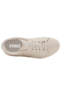 Baskets K-Swiss en suède beige avec fermeture à lacets, langue de marque et intérieur rembourré visible de la vue de dessus.
