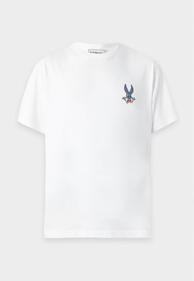 Λευκό T-shirt με κοντά μανίκια, με μικρό πολύχρωμο γραφικό με το πρόσωπο του Bugs Bunny στο αριστερό στήθος και στρογγυλή λαιμόκοψη.