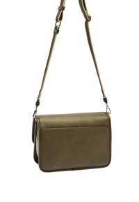 Zielona oliwkowa skórzana torba na ramię z fakturowaną powierzchnią, złożoną klapą i regulowanym paskiem. Charakteryzuje się minimalistycznymi akcentami sprzętowymi.