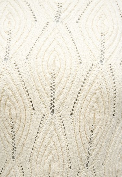 Πλεκτό λευκό ύφασμα με ανάγλυφο διαμάντι και οβάλ σχέδιο, που περιλαμβάνει λεπτομέρειες διακοσμητικής δουλειάς και υφασμένους ραφές με υφή.