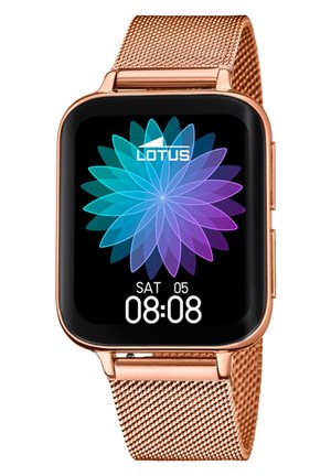Montre intelligente en or rose avec un écran carré affichant un motif de fleur coloré, la date et l'heure. Le bracelet en maille métallique offre texture et durabilité.