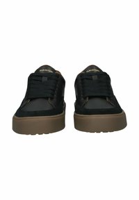 Sneakers Blackstone con tomaia in pelle nera e camoscio, suola in gomma, lacci piatti e dettaglio logo discreto sulla linguetta.
