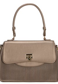 Beige håndtaske med en glat top, plisseret nederste sektion og guldhardware. Har en topgrib og en klaplukning med en dekorativ spænde.