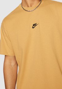 Nike Sportswear TEE - T-shirt básica - gold-coloured