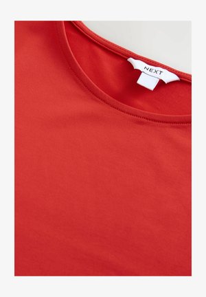 Rotes Baumwoll-T-Shirt mit glatter Textur, ausgestattet mit einem runden Halsausschnitt und einem Etikett auf der Rückseite. Einfaches Design, ohne Muster oder Akzente.