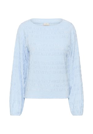 Világoskék, hosszú ujjú blúz texturált vízszintes csíkokkal és kerek nyakkivágással.