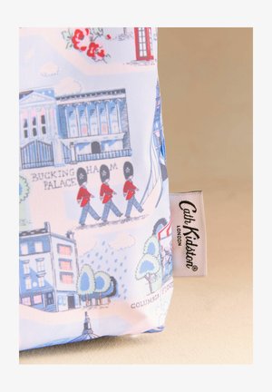 Sinine kangast kott, millel on Londoni maamärgid, hoonete ja valvurite illustratsioonid ning silt, mis kannab teksti „Cath Kidston London“.