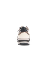 Lichtbeige sneaker met zwarte accenten, gemusterde zijdetails, ronde hak en gestructureerde zool. Heeft een ritsluiting aan de achterkant.