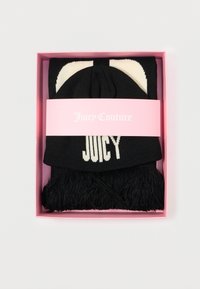 Set di sciarpa e cappello in maglia nera nella scatola rosa. La sciarpa presenta frange e la scritta "JUICY" in bianco. Il cappello ha dettagli crema che somigliano a orecchie.