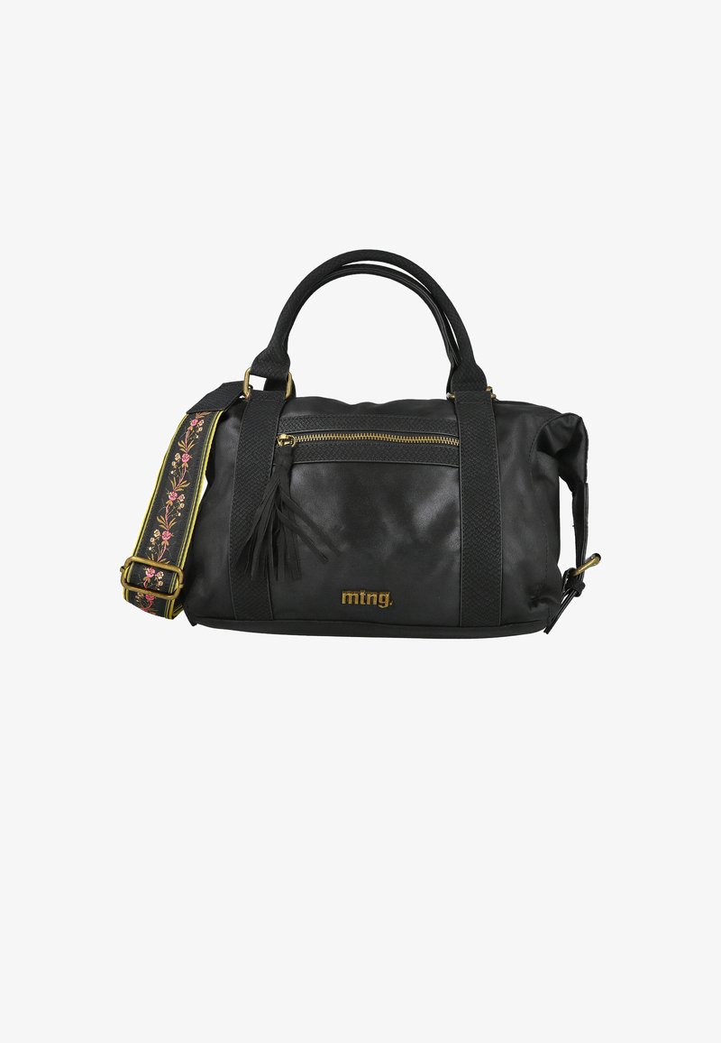 Bolsa de viaje de cuero negro con herrajes dorados, tira de hombro bordada, bolsillo con cremallera en la parte frontal y detalle de borlas. Nombre de la marca en dorado.