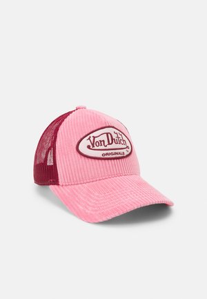 Różowa czapka bejsbolowa z przednią częścią z sztruksu, bordowym siatkowym tyłem i owalną naszywką z logo "Von Dutch Originals" na przednim panelu.