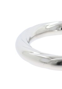Polerowany srebrny metalowy pierścień o gładkiej, zakrzywionej powierzchni. Posiada ciągły, bezszwowy design i błyszczące wykończenie.