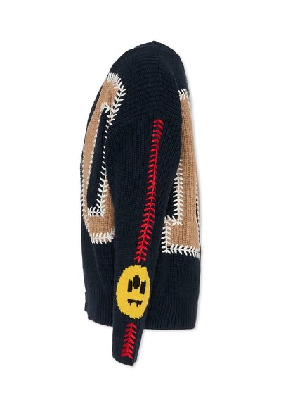 Maglione blu navy con cuciture beige e rosse, grande design lavorato a maglia e dettaglio di faccina sorridente gialla sulla manica. Tessuto a maglia con trama.