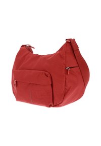 Sac à épaule en tissu rouge avec une surface texturée, des poches zippées et une sangle réglable. Il dispose d'une poche frontale et d'un discret logo.