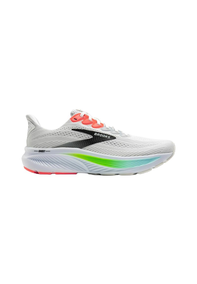 Chaussure de running pour homme en mesh blanc avec des lacets corail, une marque noire, et une semelle dégradée verte et bleue. Design léger et rembourré.