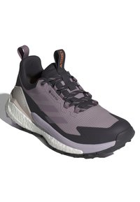 Fialové a sivé športové topánky s textúrovaným zvrškom, Gore-Tex materiálom, gumovou podrážkou a pútkom; obsahujú kontrastné akcenty a šnurovací dizajn.