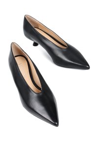 Czarne skórzane szpilki z ostrym noskiem i niskim obcasem typu kitten heel. Wnętrze wykończone beżową podszewką z subtelnym logotypem marki.