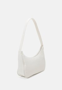 Torba na ramię w kolorze off-white, z teksturowanej tkaniny z pionowymi przetłoczeniami, o zaokrąglonym kształcie, z pojedynczym paskiem, zamykana na górze na zamek błyskawiczny. Kompaktowy i zarysowany design.