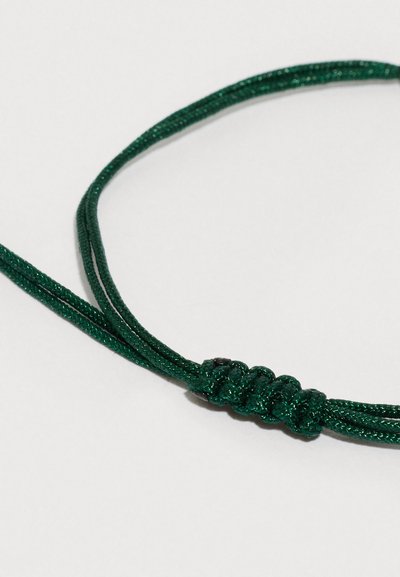 Zelený šnúra s hladkou textúrou, so zauzlenou časťou. Šnúra je tenká a flexibilná, vhodná na rôzne použitia.