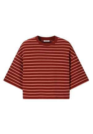 Rode cropped T-shirt met brede mouwen en lichtroze horizontale strepen.