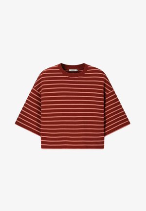 Rode cropped T-shirt met brede mouwen en lichtroze horizontale strepen.