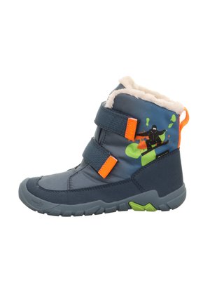 Kinderstiefel in Marineblau mit weicher Innenausstattung, zwei verstellbaren Riemen und einem verspielten Grafikmotiv, das eine Figur vor einem bunten Hintergrund darstellt.