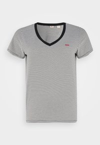 T-shirt a righe bianche e nere con scollo a V, realizzato in cotone, con maniche corte e colletto nero. Presenta un piccolo logo rosso sul petto.