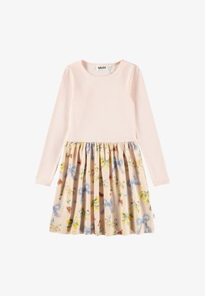 Langarm roze meisjesjurk met een rok met bloemen- en vlinderpatroon, een ronde halslijn en een getailleerde taille.